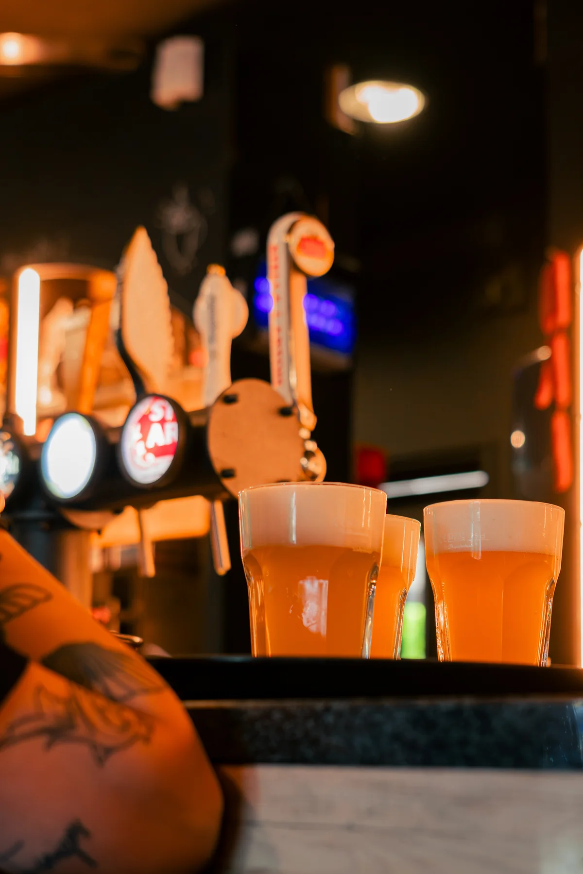 1150 Clubhouse beer service photography